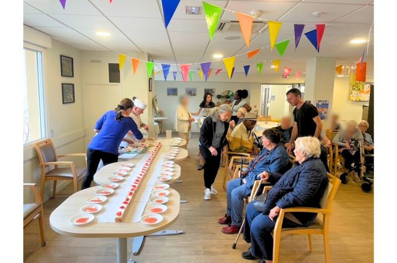 Le plus long fraisier en EHPAD guiness record le clos des priés