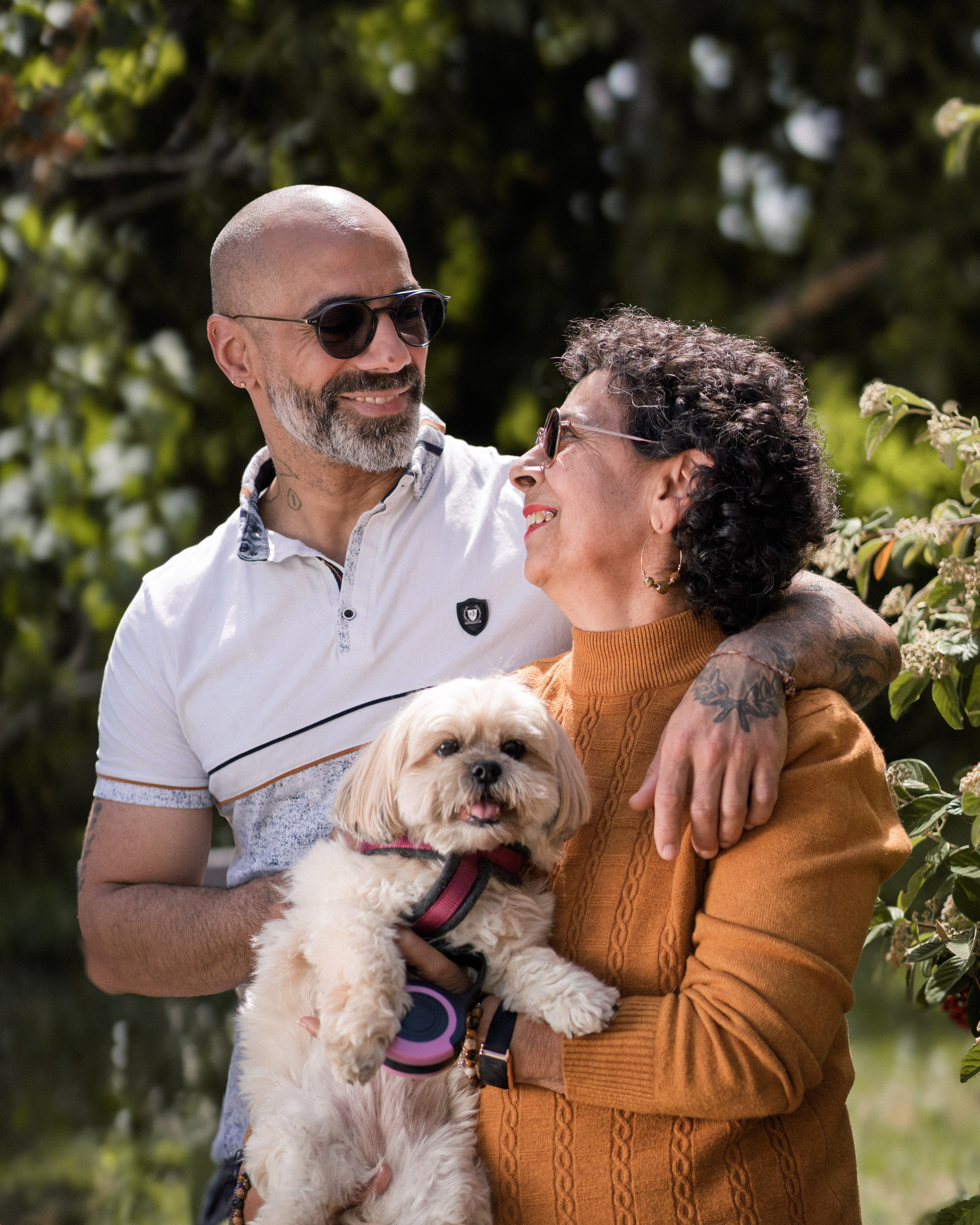 seniors dans un parc avec un chien