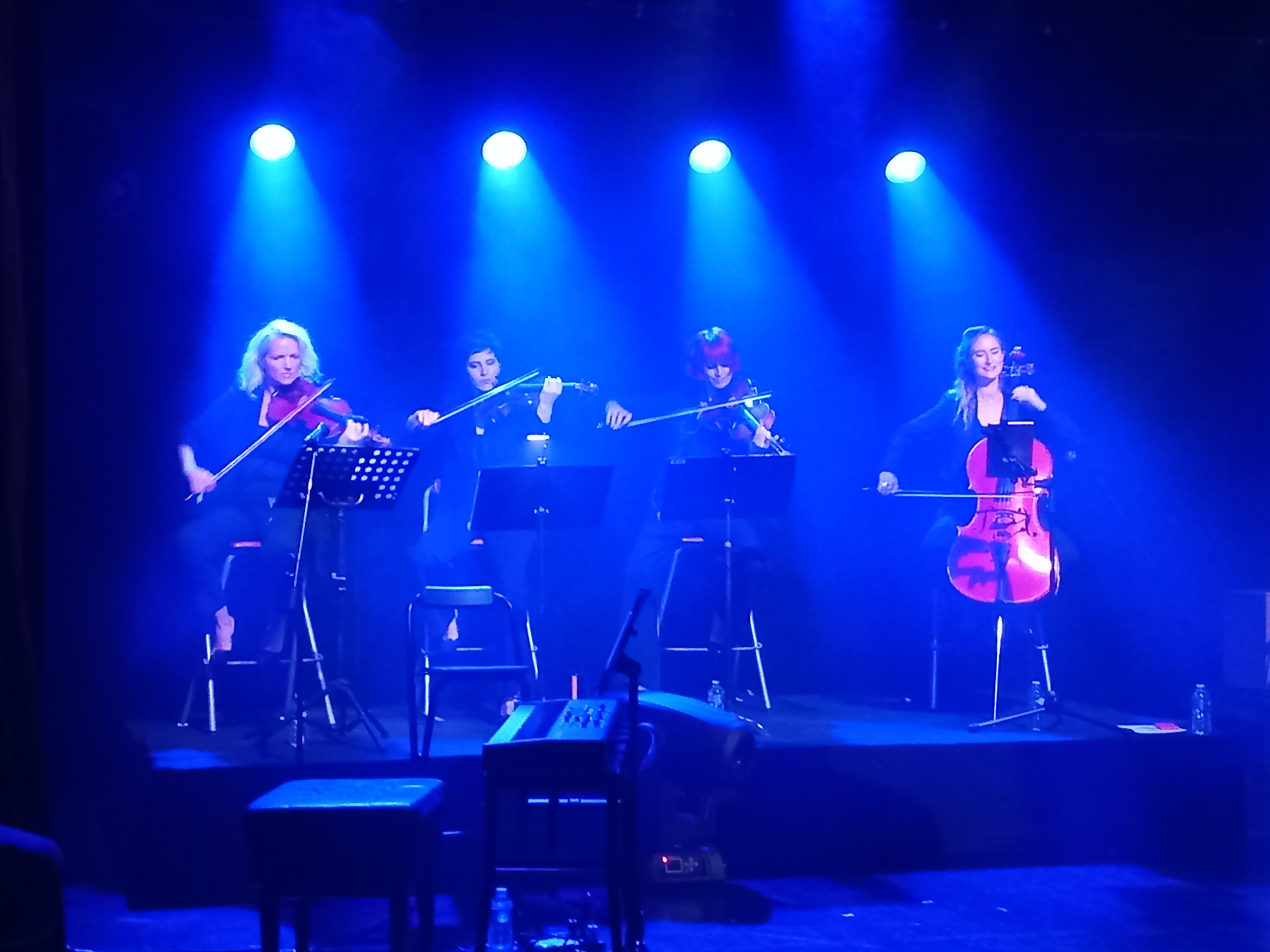 JE T'AIME A LA FOLIE JE T'AIME A LA FOLIE